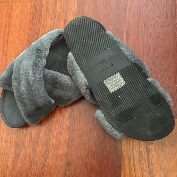 Birdies- The Robin slide
Pewter Faux Fur - Picture 2 of 2